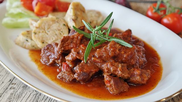 Nationalgericht Tschechien: Knödel mit Schweinebraten (Rezept)